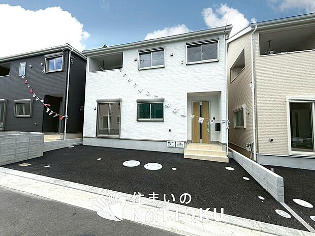 【現地写真(外観)【10号地】】軽くて火災に強い屋根材を採用し、地震時の建物への負担や揺れを軽減しています。