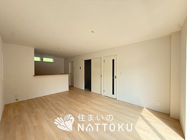 【現地写真(リビング)】フローリング材には、木目、色調など木材特有の風合いがあり、ナチュラルな美しさになっています。