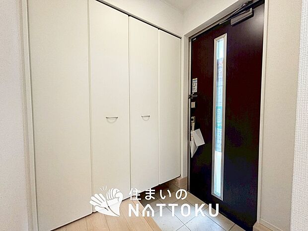 【現地写真(玄関)】玄関には、大型のシューズ収納を設置しています。