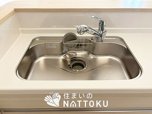 【浄水器内臓ハンドシャワー付シンク】広々とした凸型シンクに洗剤ポケットを標準装備。すっきり収納できます。
また、蛇口の先端に浄水器を内蔵しているため場所をとりません。