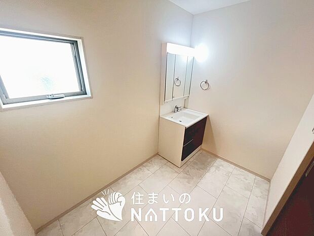 【洗面台・洗面所】鏡の両サイドは、必要なものを取出しやすく、大きな鏡面で朝の準備も快適。
使いやすいリフトアップ機能付きのシングルレバーシャワー水栓付です。