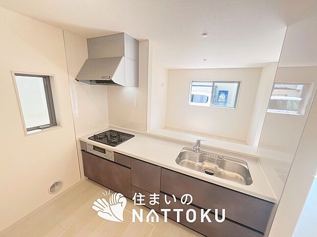 【現地写真（キッチン）】収納たっぷりのシステムキッチン、浄水器付水栓を標準装備しています。