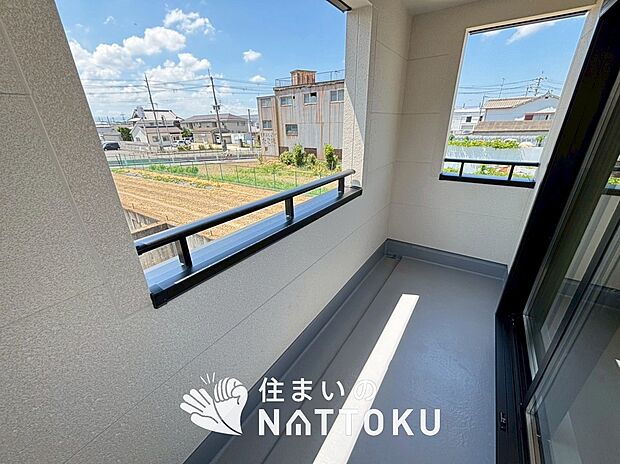 【バルコニー】奥行きが広く、洗濯物をゆったりと干せる十分な広さで、家族の洗濯も捗ります。