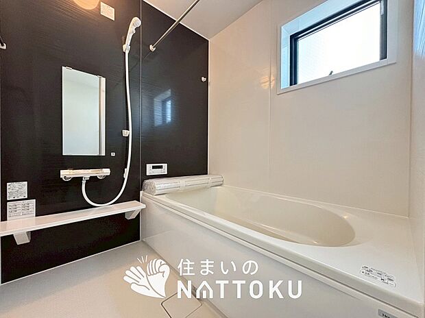 【現地写真(浴室)】浴室暖房乾燥機付き。1坪タイプで広々です。