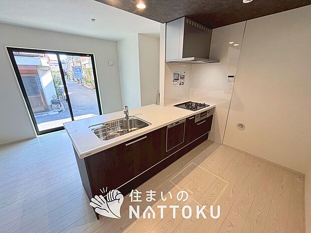 【現地写真(キッチン)】収納たっぷりのシステムキッチン、浄水器付水栓を標準装備しています。