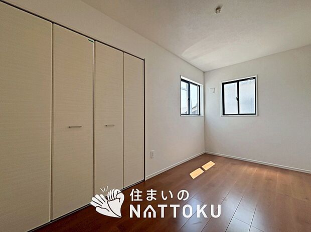 【現地写真(洋室)】木目の美しさを際立たせるシンプルデザインの建具を使用しています。