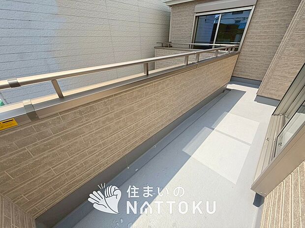 【バルコニー】奥行きが広く、洗濯物をゆったりと干せる十分な広さで、家族の洗濯も捗ります。