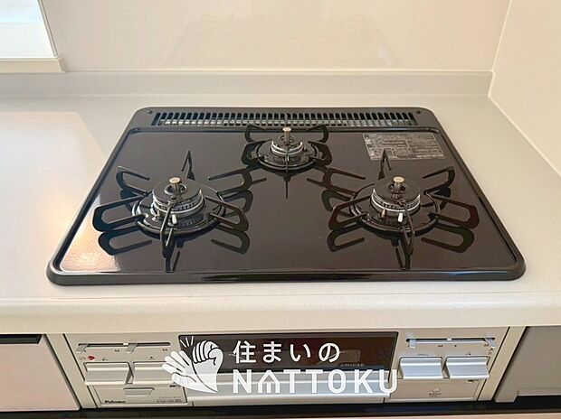 【ビルトインコンロ】フラットな構造で清掃性が高く、過熱防止センサー付3口タイプで日頃の家事も快適です。