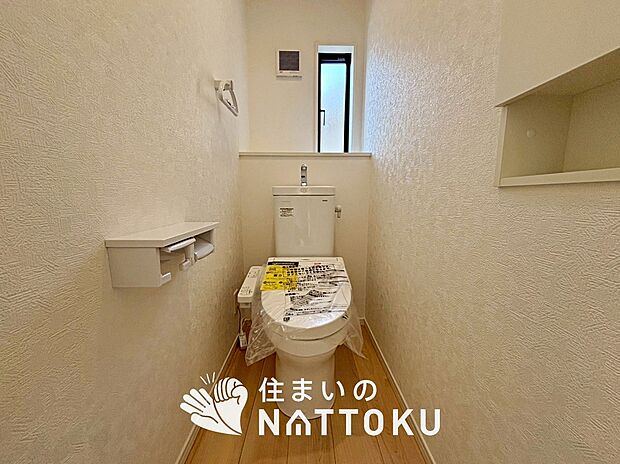 【トイレ 】汚れてもサッとひと拭きでお手入れ簡単、エコ仕様の温水洗浄便座付きのトイレです。
バリアフリーにも配慮しています。