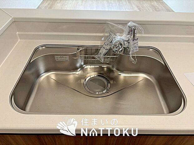 【浄水器内臓ハンドシャワー付シンク】広々とした凸型シンクに洗剤ポケットを標準装備。すっきり収納できます。
また、蛇口の先端に浄水器を内蔵しているため場所をとりません。