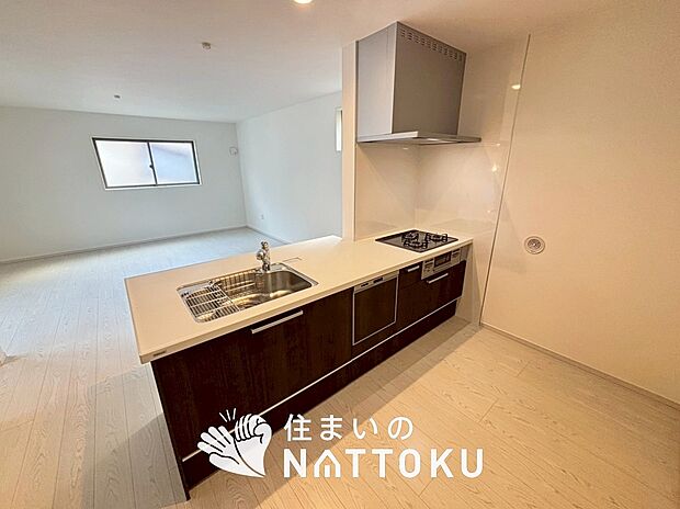 【現地写真(キッチン)】収納たっぷりのシステムキッチン、浄水器付水栓を標準装備しています。