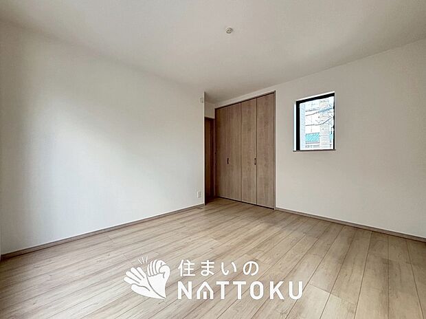 【現地写真(寝室)】木目の美しさを際立たせるシンプルデザインの建具を使用しています。