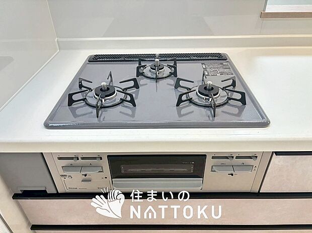 【ビルトインコンロ】フラットな構造で清掃性が高く、過熱防止センサー付3口タイプで日頃の家事も快適です。