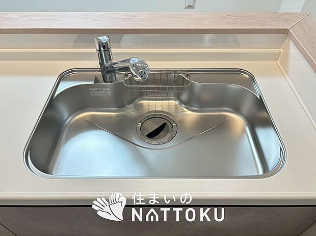 【浄水器内臓ハンドシャワー付シンク】広々とした凸型シンクに洗剤ポケットを標準装備。すっきり収納できます。
また、蛇口の先端に浄水器を内蔵しているため場所をとりません。