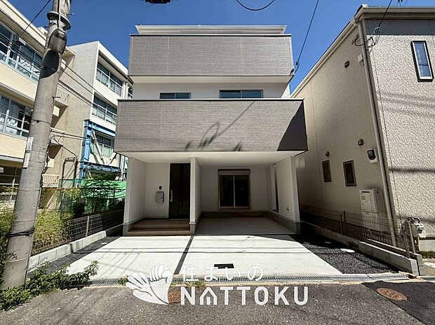 【現地写真(外観)】軽くて火災に強い屋根材を採用し、地震時の建物への負担や揺れを軽減しています。