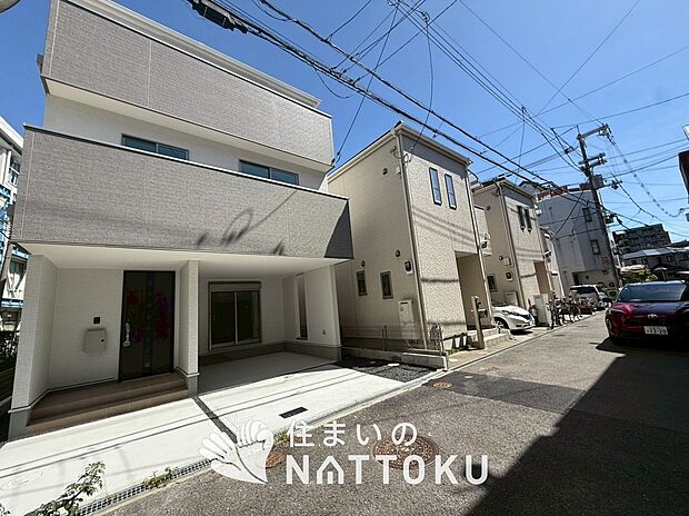 【現地写真(前道含む外観)】断熱性、気密性を高める工夫で一年中ずっと心地よく暮らせる、高気密・高断熱です。