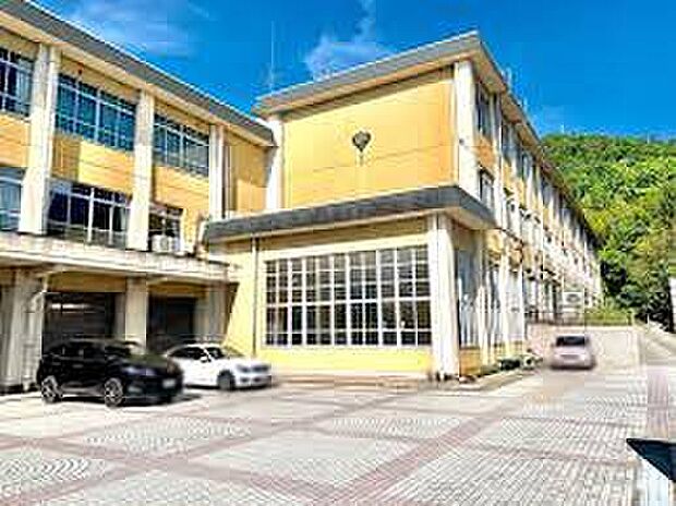 京都市立春日丘中学校(約660m)