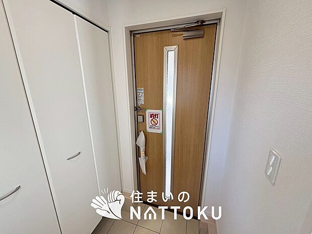 【現地写真(玄関)】玄関には、大型のシューズ収納を設置しています。