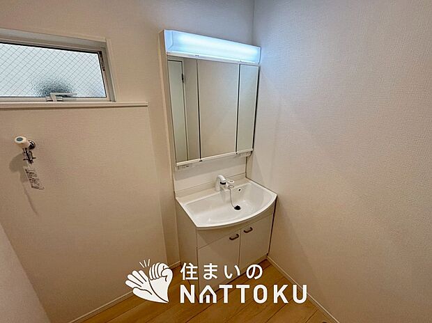 【洗面台・洗面所】鏡の両サイドは、必要なものを取出しやすく、大きな鏡面で朝の準備も快適。
使いやすいリフトアップ機能付きのシングルレバーシャワー水栓付です。