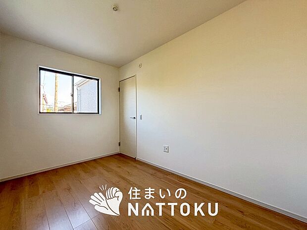 【現地写真（洋室）】木目の美しさを際立たせるシンプルデザインの建具を使用しています。