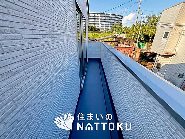 【バルコニー】奥行きが広く、洗濯物をゆったりと干せる十分な広さで、家族の洗濯も捗ります。