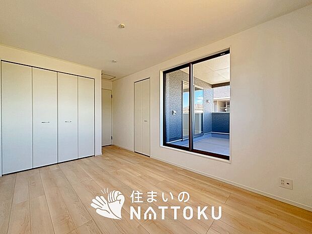 【現地写真(寝室)】木目の美しさを際立たせるシンプルデザインの建具を使用しています。