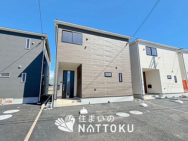 【現地写真(外観)【2号地】】雨で汚れを落とし、耐久性・耐候性に優れた外壁を使用しています。