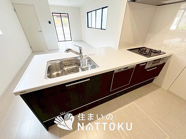 【現地写真(キッチン)】収納たっぷりのシステムキッチン、浄水器付水栓を標準装備しています。