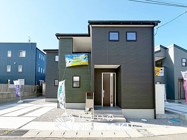 【現地写真(外観)【2号地】】軽くて火災に強い屋根材を採用し、地震時の建物への負担や揺れを軽減しています。