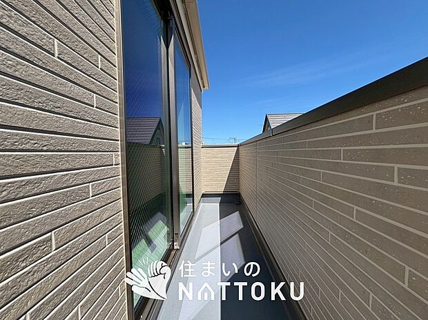 【バルコニー】奥行きが広く、洗濯物をゆったりと干せる十分な広さで、家族の洗濯も捗ります。