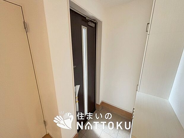 【現地写真(玄関)】玄関には、大型のシューズ収納を設置しています。