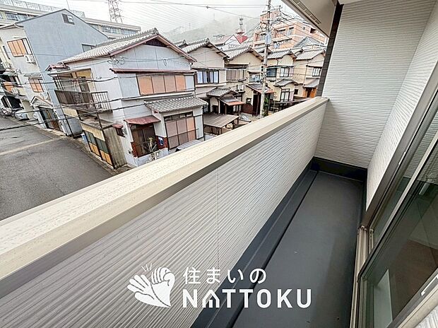 【バルコニー】奥行きが広く、洗濯物をゆったりと干せる十分な広さで、家族の洗濯も捗ります。