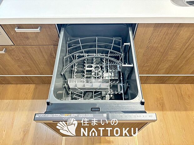 【食器洗い乾燥機】食後の時間にゆとりを与えてくれる食器洗い乾燥機。
操作ボタンも上面にあるので、腰をかがめずに操作ができラクラクです。