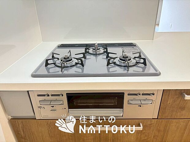 【ビルトインコンロ】フラットな構造で清掃性が高く、過熱防止センサー付3口タイプで日頃の家事も快適です。