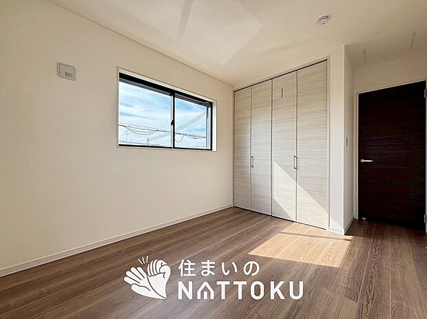 【現地写真(洋室)】木目の美しさを際立たせるシンプルデザインの建具を使用しています。