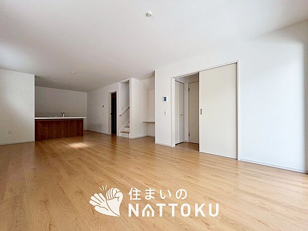 【現地写真(リビング)】フローリング材には、木目、色調など木材特有の風合いがあり、ナチュラルな美しさになっています。