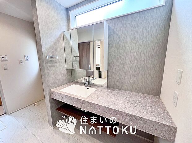 【洗面台・洗面所】鏡の両サイドは、必要なものを取出しやすく、大きな鏡面で朝の準備も快適。
使いやすいリフトアップ機能付きのシングルレバーシャワー水栓付です。