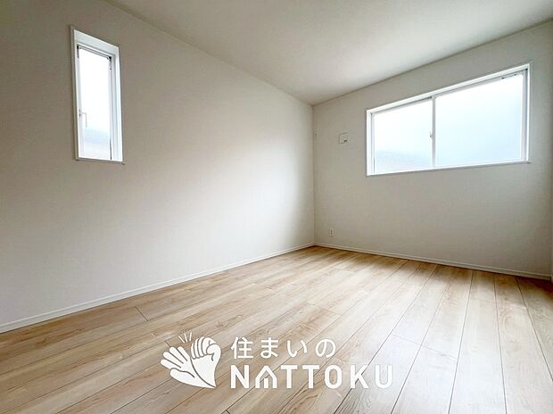 【現地写真(洋室)】木目の美しさを際立たせるシンプルデザインの建具を使用しています。