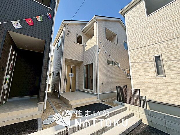 【現地写真(外観)【2号地】】雨で汚れを落とし、耐久性・耐候性に優れた外壁を使用しています。