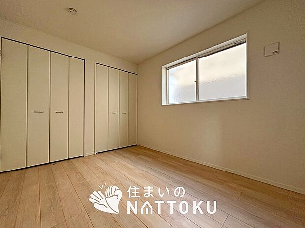 【現地写真(洋室)】木目の美しさを際立たせるシンプルデザインの建具を使用しています。