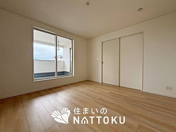 【現地写真(寝室)】木目の美しさを際立たせるシンプルデザインの建具を使用しています。