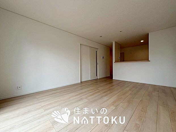 【現地写真(リビング)】フローリング材には、木目、色調など木材特有の風合いがあり、ナチュラルな美しさになっています。