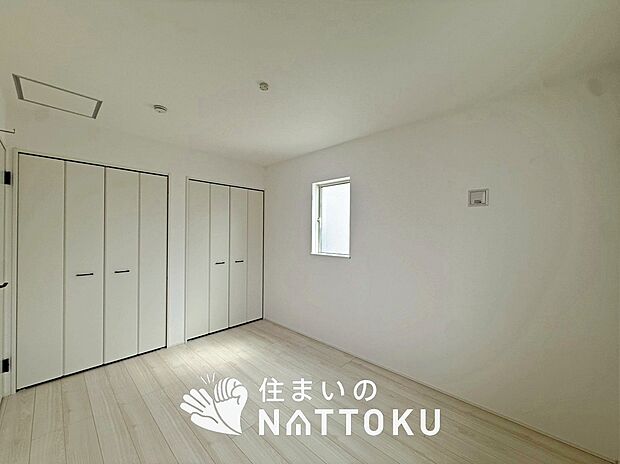 【現地写真(寝室)】木目の美しさを際立たせるシンプルデザインの建具を使用しています。