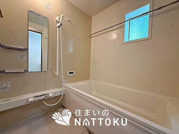 【現地写真(浴室)】浴室暖房乾燥機付き。1坪タイプで広々です。