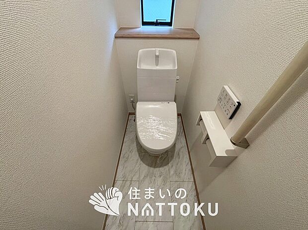 【トイレ】汚れてもサッとひと拭きでお手入れ簡単、エコ仕様の温水洗浄便座付きのトイレです。
バリアフリーにも配慮しています。
