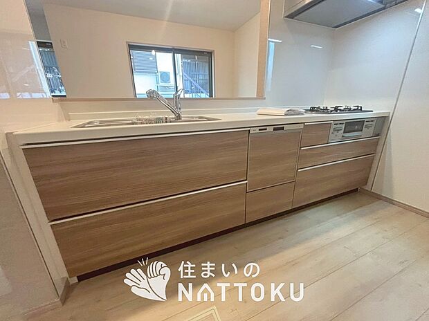 【現地写真（キッチン）】収納たっぷりのシステムキッチン、浄水器付水栓を標準装備しています。