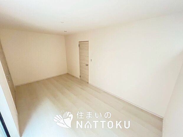 【現地写真(洋室)】木目の美しさを際立たせるシンプルデザインの建具を使用しています。