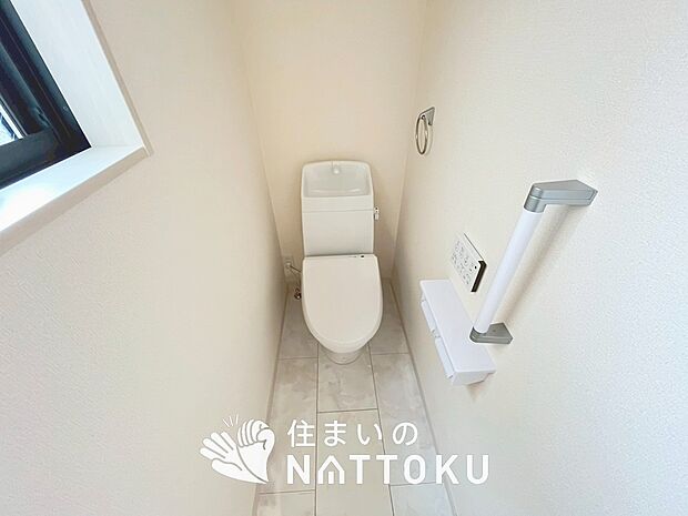 【トイレ】汚れてもサッとひと拭きでお手入れ簡単、エコ仕様の温水洗浄便座付きのトイレです。
バリアフリーにも配慮しています。