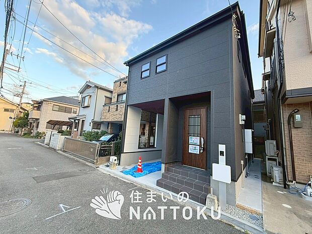 【現地写真(前道含む外観)】軽くて火災に強い屋根材を採用し、地震時の建物への負担や揺れを軽減しています。