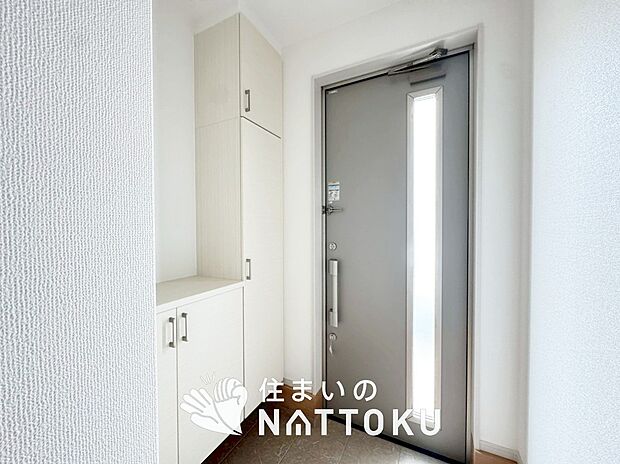 【現地写真(玄関)】玄関には、大型のシューズ収納を設置しています。